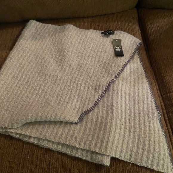 NWT Marcus Adler New York Scarf. 100% Polyester - Picture 1 of 3